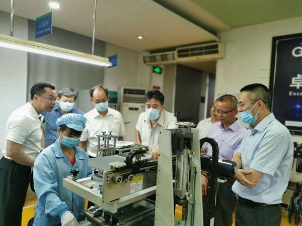 吴竹科副主席在卓梅尼公司车间参观1_副本.jpg
